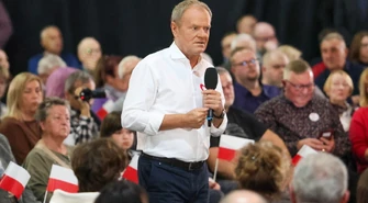 Otwarte spotkanie z Donaldem Tuskiem w Piotrkowie Trybunalskim. Premier odpowiadał na pytania o bezpieczeństwo, rolnictwo i przyszłość młodych. Przerwane wystąpienie i emocje na sali