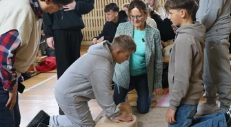 Europejski Dzień Przywracania Czynności Serca: uczniowie SP3 w Piotrkowie biją rekord w resuscytacji
