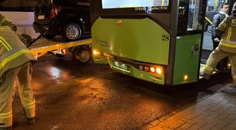 Wypadek na Sulejowskiej. Mercedes uderzył w autobus MZK