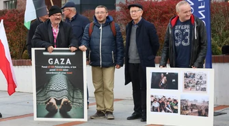 Pikieta przeciwko działaniom militarnym w Strefie Gazy przed Focus Mall w Piotrkowie 