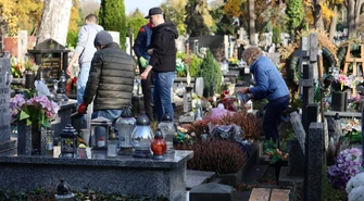 Przygotowania do Wszystkich Świętych w Piotrkowie: porządki, handel przy cmentarzach i pamięć o zmarłych