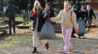 Liście, znicze i lampiony – harcerze dbają o mogiły