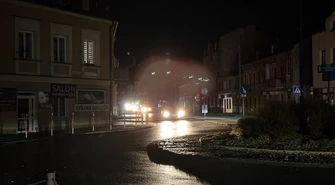 Czas zimowy, ciemności i te same pytania. Dlaczego lampy w Piotrkowie znów zapalają się za późno?