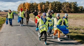Ekologiczny Dzień w Psarach Witowskich – mieszkańcy sprzątają wieś i uczą dzieci segregacji odpadów