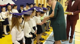 Ślubowanie pierwszoklasistów w Szkole Podstawowej w Jarostach – pasowanie i legitymacje