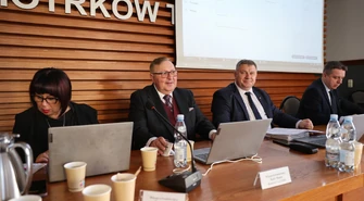 Radni Piotrkowa Trybunalskiego debatują nad budżetem na 2025 rok, podwyżką pensji prezydenta, remontami ulic, gospodarką odpadami, Kartą Mieszkańca, zakazem małpek i rozpadem klubu byłego prezydenta miasta