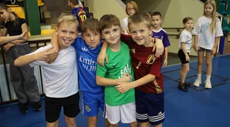 Sportowa lekcja z OSiR-em:  Piłkarze PKS Polonia poprowadzili zajęcia dla uczniów