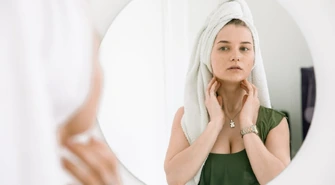 Wpływ hormonów na kondycję skóry – co dzieje się w okresie menopauzy i andropauzy?