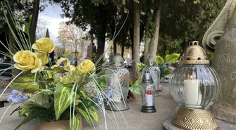 Kradzieże na cmentarzach w Piotrkowie Trybunalskim – znicze i kwiaty wciąż znikają z grobów
