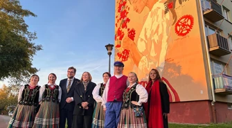 Mural „Dziewczynka z wycinanką” cieszy oko w Piotrkowie i został już oficjalnie zaprezentowany 