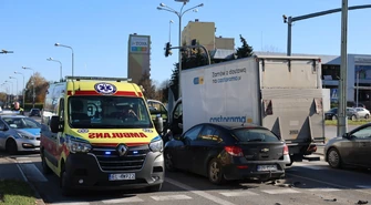 Groźne zderzenie na skrzyżowaniu Alei Sikorskiego i Armii Krajowej. Dostawczakiem uderzył w stojące samochody. Jedna osoba trafiła do szpitala