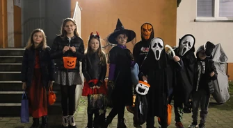Jak Piotrków Trybunalski świętuje Halloween? Dynie, kostiumy i tradycja cukierek albo psikus