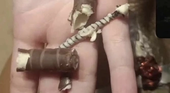 Groza na Halloween w Piotrkowie! Dziecko znalazło w cukierku wkręt do drewna!