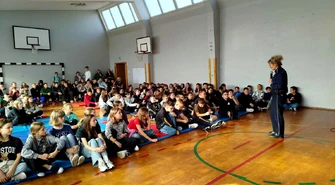 Bezpieczeństwo w szkole i w sieci – spotkanie z policjantką w SP nr 5