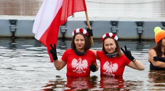 Piotrkowskie Morsy uczciły Święto Niepodległości tradycyjną kąpielą w „Słoneczku” O 11:11 do wody w biało-czerwonych barwach