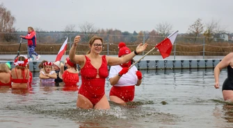 Piotrkowskie Morsy uczciły Święto Niepodległości tradycyjną kąpielą w „Słoneczku” O 11:11 do wody w biało-czerwonych barwach