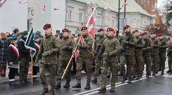 Piotrków Trybunalski: uroczyste obchody 11 listopada – msza, przemówienia, złożenie wieńców, kompania honorowa i rodzinne świętowanie 107. rocznicy odzyskania niepodległości