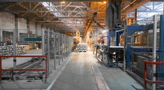 Czystość w halach i magazynach: Dlaczego regularne sprzątanie jest niezbędne?