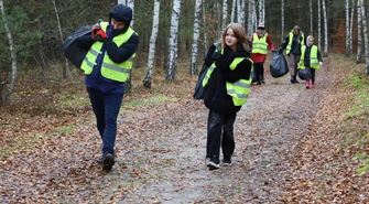 Fundacje i wolontariusze posprzątali las przy Schronisku w Piotrkowie