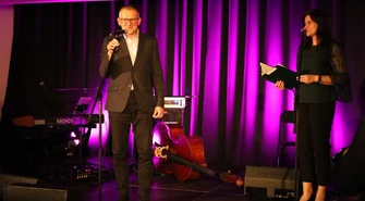 Wyjątkowy wieczór w Mediatece . Poznaj wiersz, który wygrał Rubinową Hortensję!