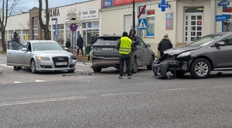 Duże utrudnienia na skrzyżowaniu Słowackiego i Młynarskiej. Zderzenie trzech samochodów