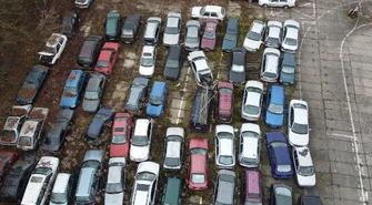 Porzucone auta na parkingu MZK w Piotrkowie Trybunalskim – ponad 150 wraków czeka na usunięcie. Kiedy ruszą miejskie porządki