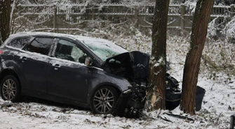 Poważny wypadek na Wierzejskiej. Ford z rodziną wpadł w poślizg i uderzył w drzewo