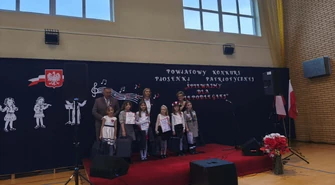 Sukces młodych artystek z Gminy Aleksandrów w Powiatowym Konkursie Piosenki Patriotycznej „Śpiewamy dla Niepodległej”