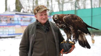 Sokolnik ze swoimi orłami kończy pracę w piotrkowskich parkach
