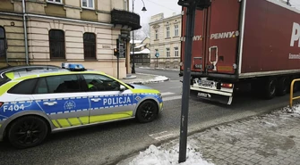 Kolizja ciężarówki i samochodu osobowego na ul. Wojska Polskiego w Piotrkowie Trybunalskim