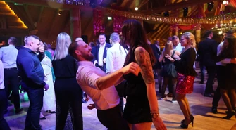 Andrzejki 2025 w Hotelu Górskim Proszenie – relacja z imprezy w stylu lat 2000 ZDJĘCIA