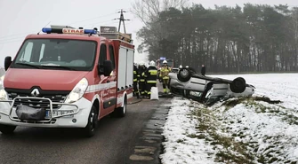 Dachowanie na serwisówce przy S8 w Polichnie. Kierująca w poślizgu