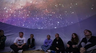 Czy w kosmosie pływają wieloryby? Mobilne planetarium Kopernika odwiedzi Piotrków Trybunalski