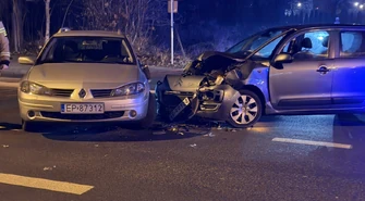 Dwa zdarzenia drogowe na ul. Wojska Polskiego. Dwie osoby trafiły do szpitala, duże utrudnienia w ruchu