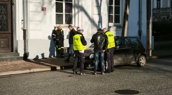 Zderzenie dwóch samochodów na skrzyżowaniu Grota-Roweckiego i Dąbrowskiego