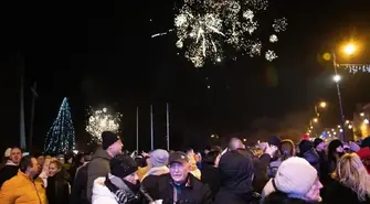 Sylwester pod chmurką w sercu Piotrkowa Trybunalskiego – miasto zaprasza mieszkańców na plenerową potańcówkę na ul. Słowackiego z muzyką DJ Adama Cebuli i pokazem fajerwerków