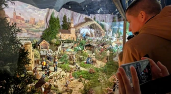 Kolejka do ruchomej szopki w Klasztorze oo. Bernardynów