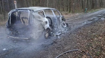 Pożar minivana w lesie. Auto doszczętnie spłonęło