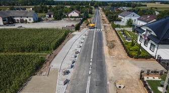 Rusociny z nowym chodnikiem, zatokami autobusowymi i oświetleniem. Zakończono prace drogowe.