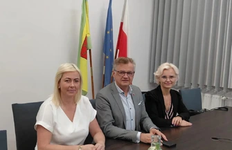 Opaski bezpieczeństwa trafiły do seniorów w gminie Moszczenica
