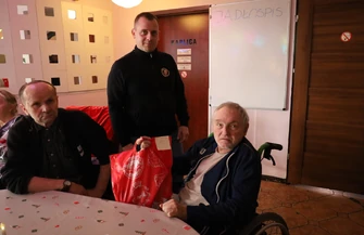 DPS Poniatów świąteczne spotkanie mieszkańców prezenty od Drużyny X i kibiców Widzewa