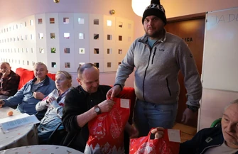 DPS Poniatów świąteczne spotkanie mieszkańców prezenty od Drużyny X i kibiców Widzewa