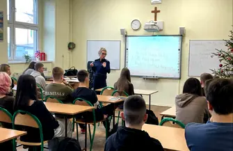 Policja uświadamia uczniów na temat hejtu mowy nienawiści oraz przemocy rówieśniczej