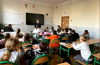 Policja uświadamia uczniów na temat hejtu mowy nienawiści oraz przemocy rówieśniczej