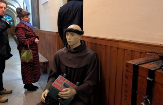 Kolejka do ruchomej szopki w Klasztorze oo. Bernardynów