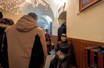 Kolejka do ruchomej szopki w Klasztorze oo. Bernardynów