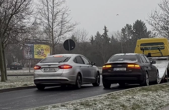 Bardzo ślisko na drogach. Seria zdarzeń w Piotrkowie i powiecie piotrkowskim
