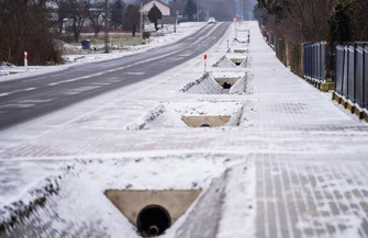 Rusociny z nowym chodnikiem zatokami autobusowymi i oświetleniem. Zakończono prace drogowe.