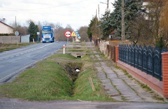 Rusociny z nowym chodnikiem zatokami autobusowymi i oświetleniem. Zakończono prace drogowe.