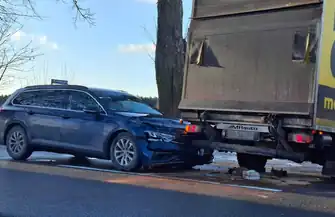 Śmigłowiec LPR w akcji na DW 742. Zderzenie dwóch pojazdów w gminie Sulejów